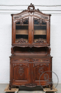 картинка Антикварный буфет салоне старинных вещей "Шебби" являющийся официальным дистрибьютором в России и Беларуси