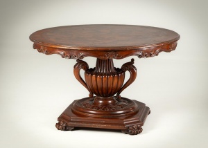 картинка Антикварный стол из красного дерева с ногой в виде античной вазы салоне старинных вещей "Шебби" являющийся официальным дистрибьютором в России и Беларуси