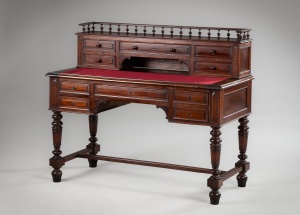 картинка Антикварный письменный стол из красного дерева салоне старинных вещей "Шебби" являющийся официальным дистрибьютором в России и Беларуси