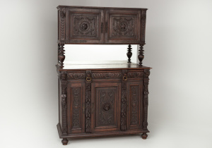 картинка Антикварный буфет выполненнный из дуба салоне старинных вещей "Шебби" являющийся официальным дистрибьютором в России и Беларуси