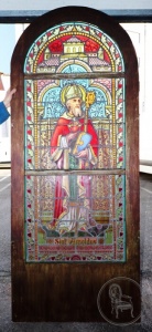 картинка Антикварное окно в готическом стиле салоне старинных вещей "Шебби" являющийся официальным дистрибьютором в России и Беларуси