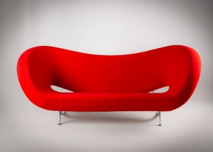 картинка Старинная скамья производства итальянской дизайнерской компании Moroso салоне старинных вещей "Шебби" являющийся официальным дистрибьютором в России и Беларуси