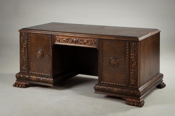 Антикварный письменный стол с узорчатой фантазийной резьбой код. RM4101632