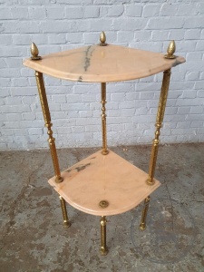 картинка Старинный угловой столик салоне старинных вещей "Шебби" являющийся официальным дистрибьютором в России и Беларуси