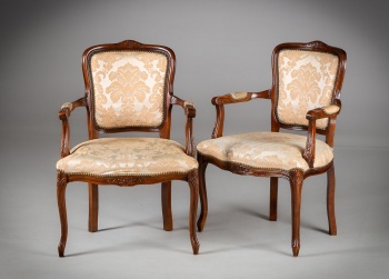 Старинные кресла (2 шт.) со спинками-кабриоль и резьбой цветочного рисунка код.&nbsp;RM4142418