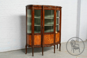 картинка Антикварная витрина салоне старинных вещей "Шебби" являющийся официальным дистрибьютором в России и Беларуси