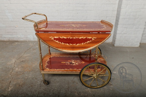 картинка Старинный итальянский сервировочный столик на колесах салоне старинных вещей "Шебби" являющийся официальным дистрибьютором в России и Беларуси