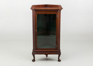 картинка Старинная угловая витрина салоне старинных вещей "Шебби" являющийся официальным дистрибьютором в России и Беларуси