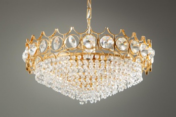 Люстра в позолоченном корпусе с каскадом подвесок в виде кристаллов код. RM4107091