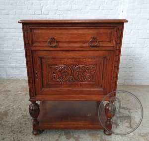 картинка Антикварная дубовая резная тумба салоне старинных вещей "Шебби" являющийся официальным дистрибьютором в России и Беларуси