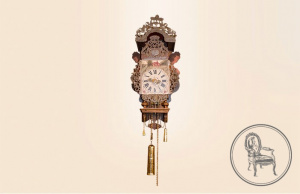 картинка Антикварные настенные часы салоне старинных вещей "Шебби" являющийся официальным дистрибьютором в России и Беларуси