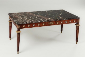 Старинный кофейный столик, декорированный фарфорровыми медальонами и бронзовыми накладками код. RM4101737