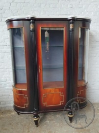 Старинная витрина из красного дерева с мраморным верхом код. BE4097648