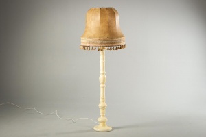 картинка Антикварный торшер с кожаным абажуром салоне старинных вещей "Шебби" являющийся официальным дистрибьютором в России и Беларуси