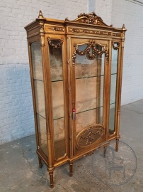 Антикварная ореховая витрина с резными цветами и лентами код. BE4097201