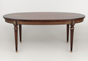 картинка Старинный стол салоне старинных вещей "Шебби" являющийся официальным дистрибьютором в России и Беларуси