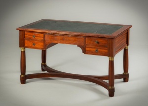 картинка Антикварный письменный стол из красного дерева салоне старинных вещей "Шебби" являющийся официальным дистрибьютором в России и Беларуси