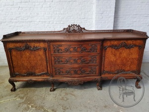 картинка Старинный комод с ажурной резьбой салоне старинных вещей "Шебби" являющийся официальным дистрибьютором в России и Беларуси