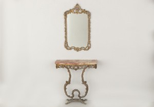 картинка Старинный консольный столик с зеркалом салоне старинных вещей "Шебби" являющийся официальным дистрибьютором в России и Беларуси