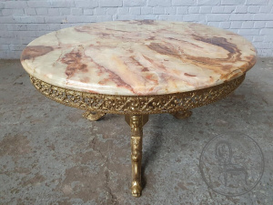 картинка Старинный кофейный столик со столешницей из оникса и бронзовым основанием салоне старинных вещей "Шебби" являющийся официальным дистрибьютором в России и Беларуси