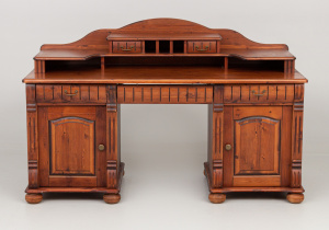 картинка Старинный письменный стол салоне старинных вещей "Шебби" являющийся официальным дистрибьютором в России и Беларуси