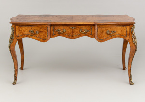 картинка Старинный письменный стол салоне старинных вещей "Шебби" являющийся официальным дистрибьютором в России и Беларуси