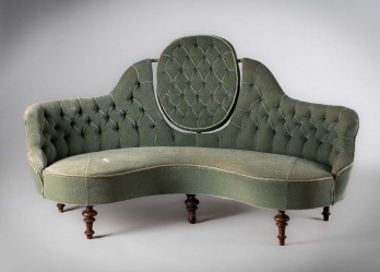 Антикварная скамья с высокой фигурной спинкой, обитая зеленым бархатом код. RM4165492