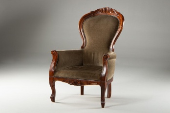 Старинное кресло-бержер с высокой изогнутой спинкой и мягкими подлокотниками, обитое велюром код. RM4111010