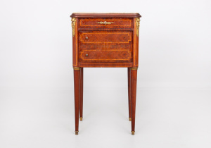 картинка Антикварная тумбочка салоне старинных вещей "Шебби" являющийся официальным дистрибьютором в России и Беларуси