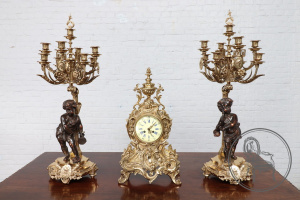 картинка Антикварные каминные часы с канделябрами с изображением путти (2 шт.) салоне старинных вещей "Шебби" являющийся официальным дистрибьютором в России и Беларуси