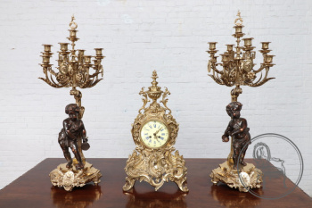 Антикварные каминные часы с канделябрами с изображением путти (2 шт.) код. BE39190