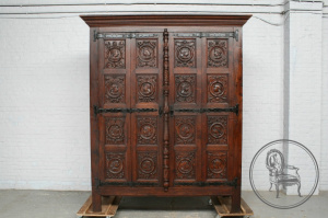 картинка Антикварный шкаф салоне старинных вещей "Шебби" являющийся официальным дистрибьютором в России и Беларуси