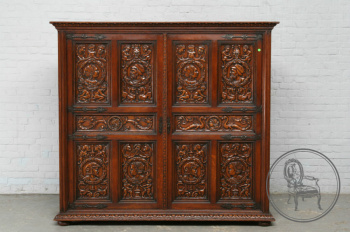 Антикварный дубовый шкаф в готическом стиле с портретными изображениями код. BE107619