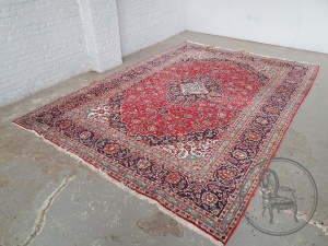 картинка Антикварный иранский шерстяной ковер салоне старинных вещей "Шебби" являющийся официальным дистрибьютором в России и Беларуси