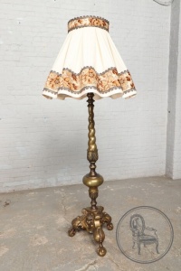 картинка Старинный торшер из бронзы салоне старинных вещей "Шебби" являющийся официальным дистрибьютором в России и Беларуси