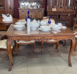 картинка Антикварный стол из дуба с шахматной поверхностью салоне старинных вещей "Шебби" являющийся официальным дистрибьютором в России и Беларуси