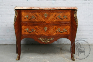 картинка Антикварный комод салоне старинных вещей "Шебби" являющийся официальным дистрибьютором в России и Беларуси