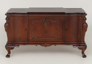 картинка Старинный комод салоне старинных вещей "Шебби" являющийся официальным дистрибьютором в России и Беларуси