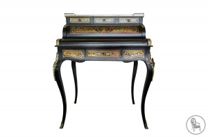 картинка Антикварный стол-бюро салоне старинных вещей "Шебби" являющийся официальным дистрибьютором в России и Беларуси