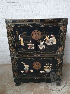 картинка Старинный комод в ориентальном стиле салоне старинных вещей "Шебби" являющийся официальным дистрибьютором в России и Беларуси