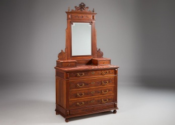 Старинный комод с зеркалом в резной раме и выдвижными ящиками с декоративными металлическими ручками код. RM4132933