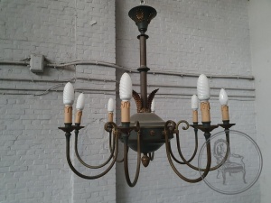 картинка Антикварная медная люстра на 8 рожков салоне старинных вещей "Шебби" являющийся официальным дистрибьютором в России и Беларуси