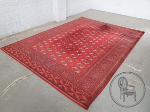 картинка Антикварный иранский красный шерстяной ковер салоне старинных вещей "Шебби" являющийся официальным дистрибьютором в России и Беларуси