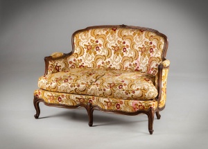 картинка Антикварная ореховая скамейка с цветочной обивкой салоне старинных вещей "Шебби" являющийся официальным дистрибьютором в России и Беларуси