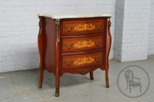 картинка Старинный комод салоне старинных вещей "Шебби" являющийся официальным дистрибьютором в России и Беларуси