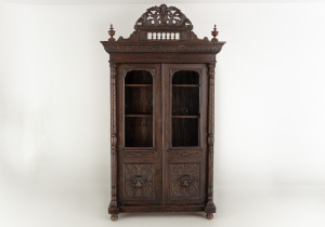 картинка Антикварный книжный шкаф салоне старинных вещей "Шебби" являющийся официальным дистрибьютором в России и Беларуси