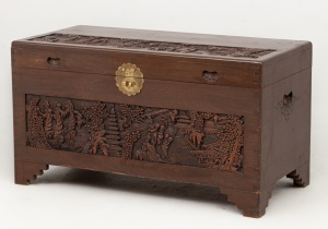 картинка Старинный сундук в Готическом стиле с резьбой салоне старинных вещей "Шебби" являющийся официальным дистрибьютором в России и Беларуси