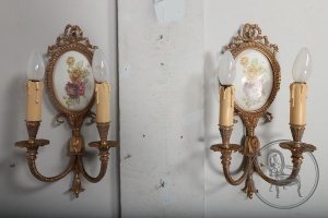 картинка Пара антикварных бра из бронзы с фарфоровыми медальонами салоне старинных вещей "Шебби" являющийся официальным дистрибьютором в России и Беларуси