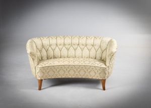 картинка Старинный двухместный диван изогнутой формы banana sofa салоне старинных вещей "Шебби" являющийся официальным дистрибьютором в России и Беларуси