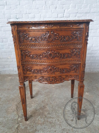 Антикварный дубовый комод с резьбой в виде цветов и лент код. BE3259582